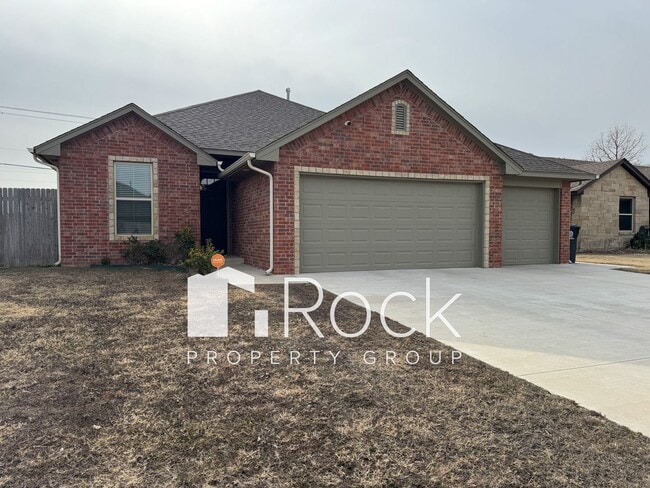 Beautiful 3 Bedroom Home with Study in Westmoore Area of OKC - Beautiful 3 Bedroom Home with Study in Westmoore Area of OKC
