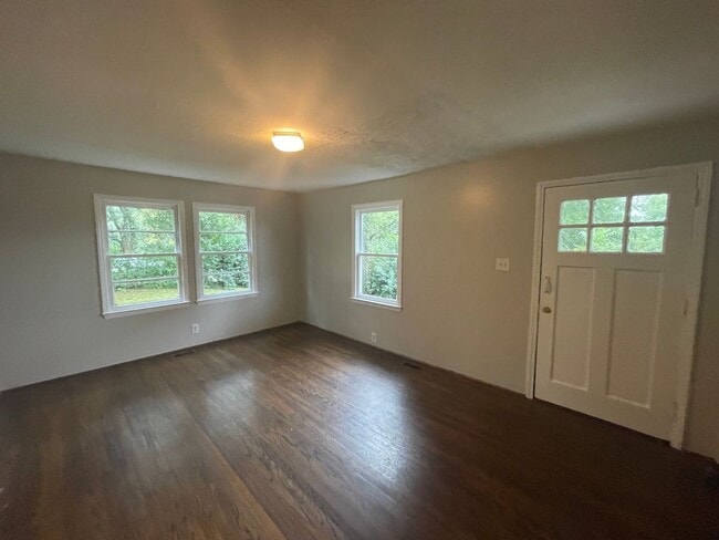 Building Photo - 3 bedroom 1 bath house available!  Freshly...