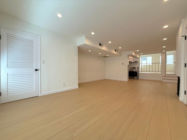 Building Photo - Newly-Updated 1 Bedroom Apartment with Lau...