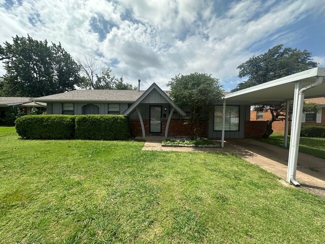 Building Photo - 4844 Woodview Dr