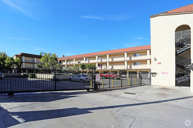 Building Photo - Edinger View Apartments