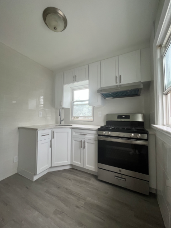 Building Photo - 162-25 77th Ave