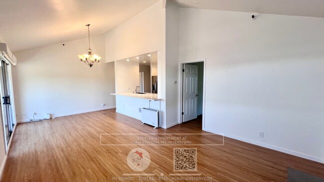 Building Photo - Top Floor 2 Bedroom 2 bath Condo Overlooki...