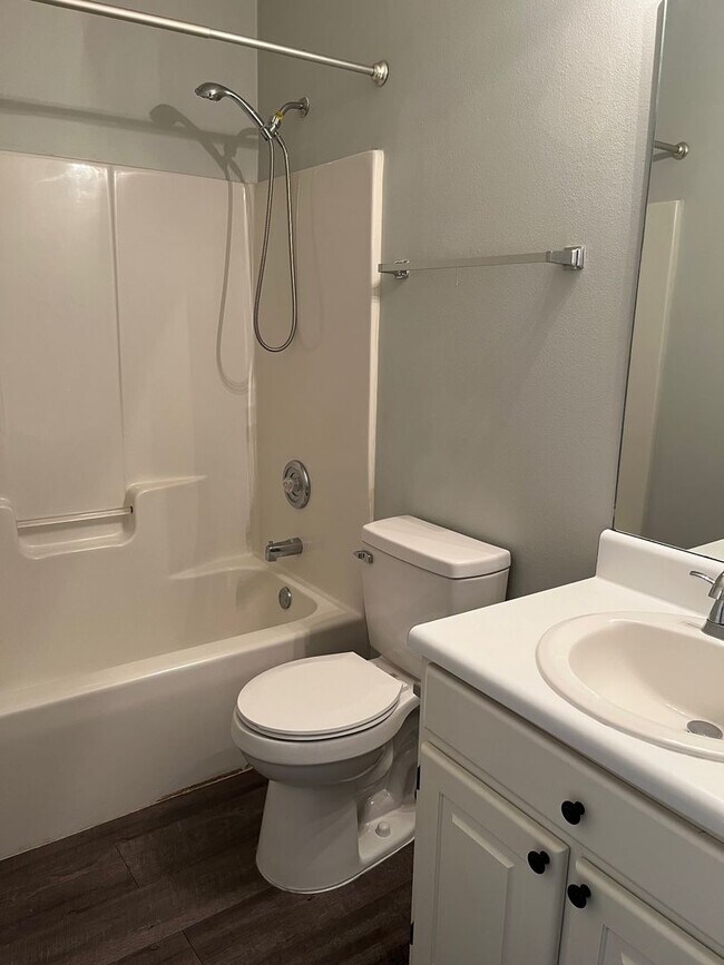 Foto del edificio - 242 Mayfield Dr