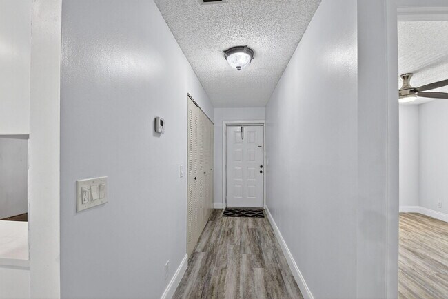 Foto del edificio - 5985 Forest Hill Blvd
