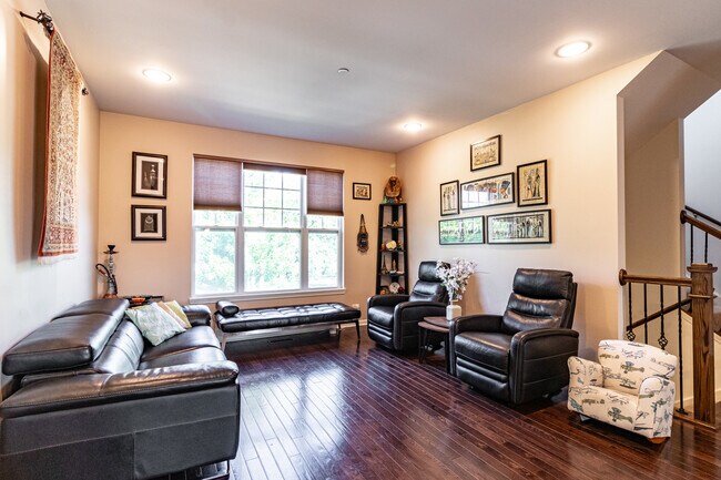 Building Photo - 366 Country Club Dr