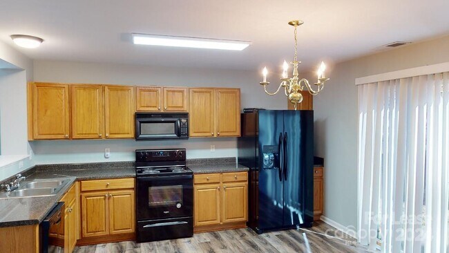 Foto del edificio - 7205 Thompson Greens Lane