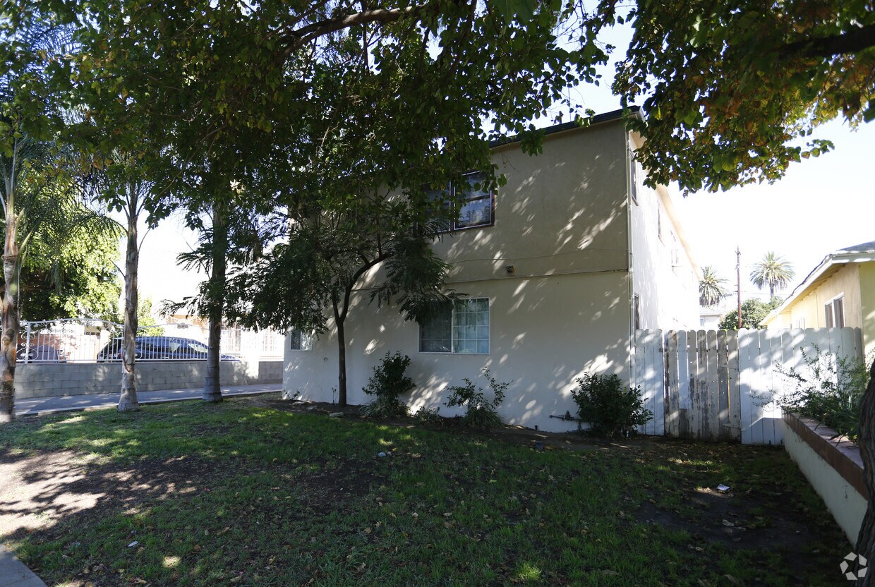 Edificio - 14763 Sylvan St
