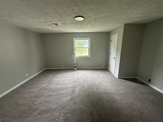 Foto del edificio - 3 Bed 1 Bath with Fence + 2 Car Garage - Newly Refreshed