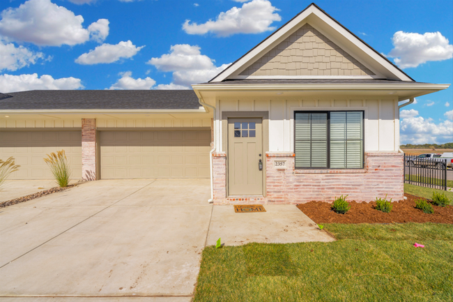 Foto del edificio - *Beautiful New Duplexes in Goddard School ...