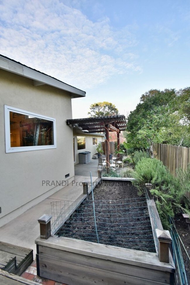 Building Photo - 725 Birchwood Ct