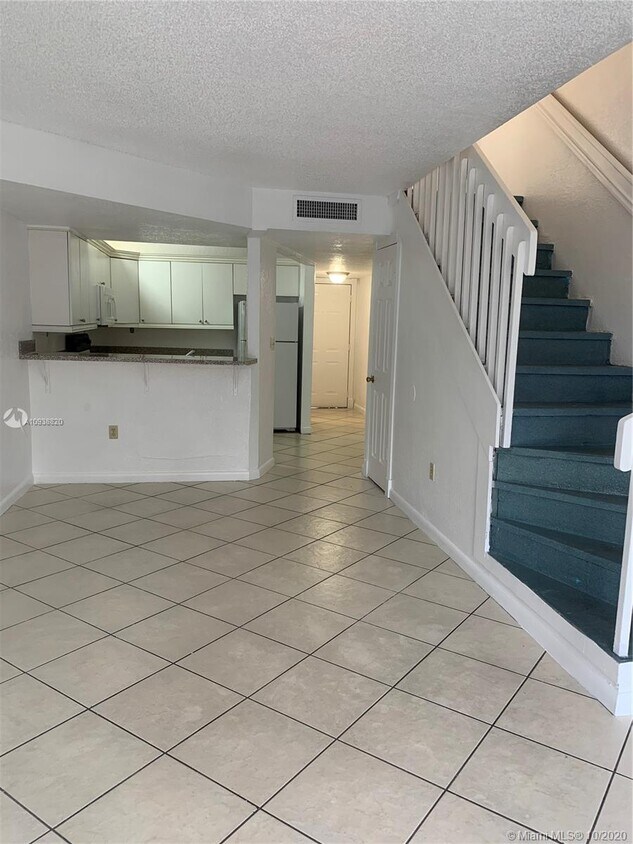 Primary Photo - 210 W 68th St