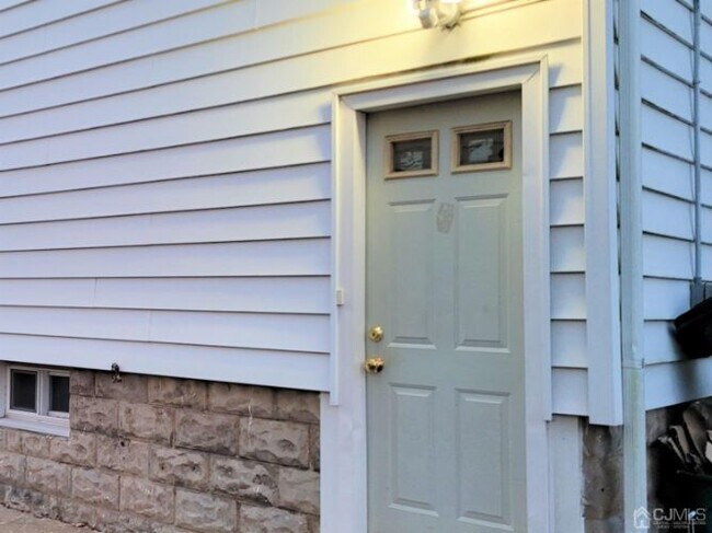 Building Photo - 35 Delavan St