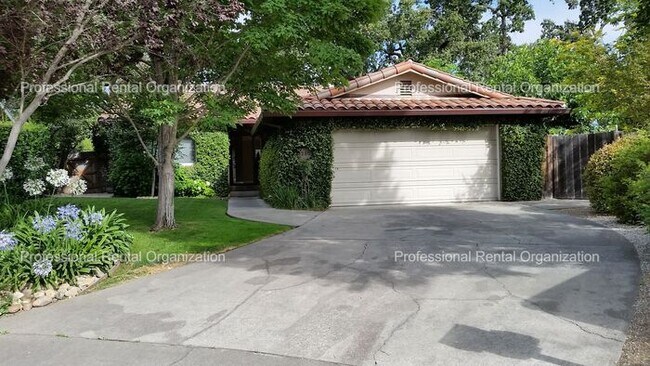 Foto del edificio - Backs to Spring creek with Vineyard views