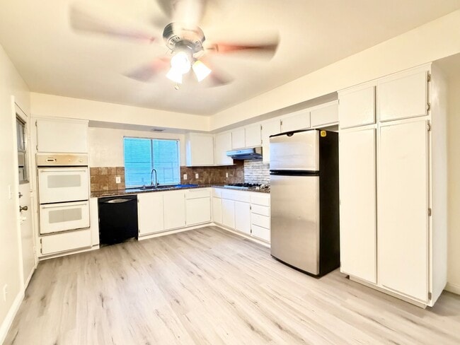 Building Photo - 6802 Bonillo Dr
