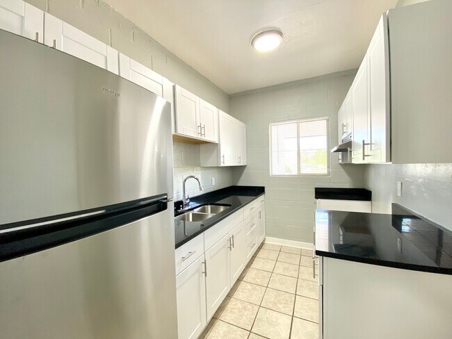 Building Photo - Remodeled 1 Bed in Downtown Tucson with Po...