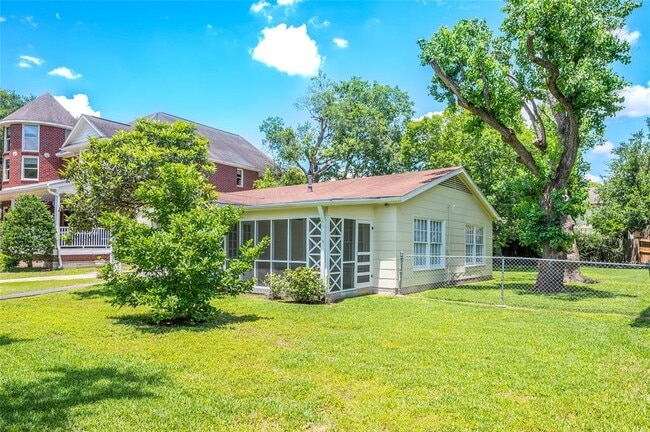 Building Photo - 4038 Blue Bonnet Blvd