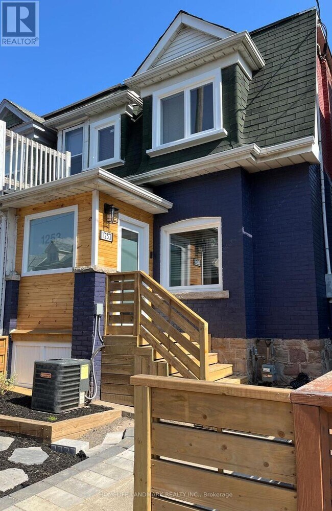 Building Photo - 1253 Gerrard St E
