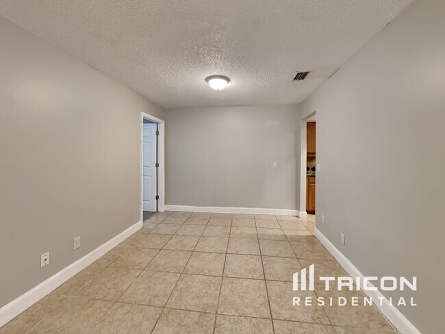 Building Photo - 818 Tarawood Lane Valrico FL