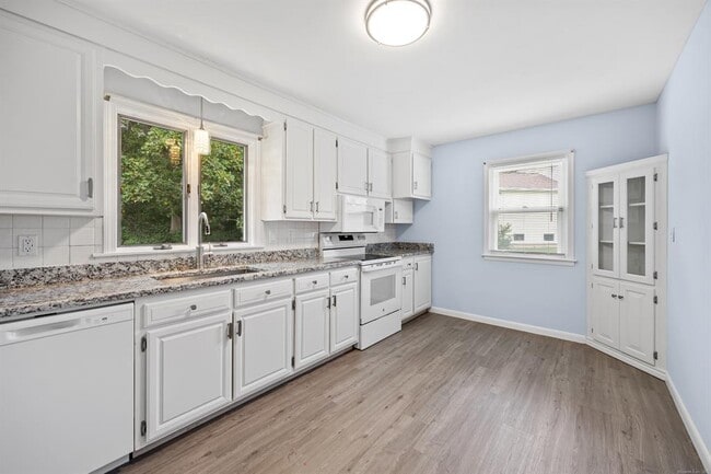 Kitchen - 1325 Avon Blvd