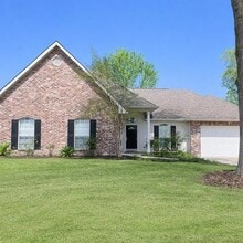 Building Photo - 926 Armand St