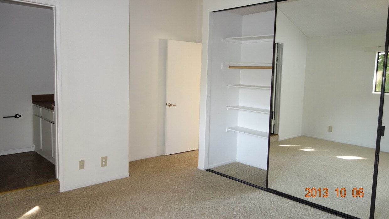 Building Photo - 1131 W Badillo St