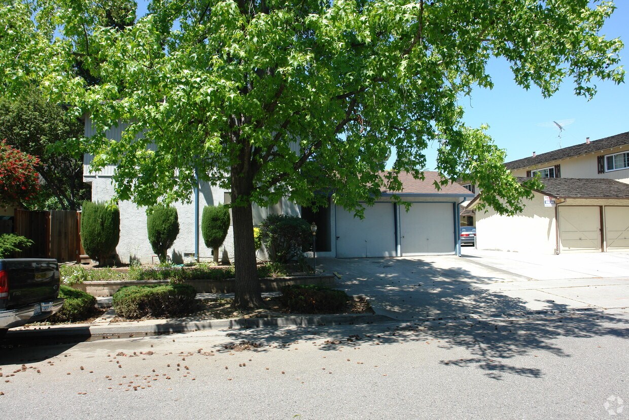 Building Photo - 565 Northlake Dr