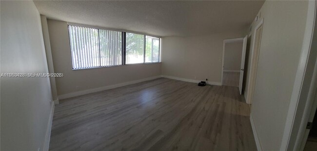 Foto del edificio - 4222 Inverrary Blvd