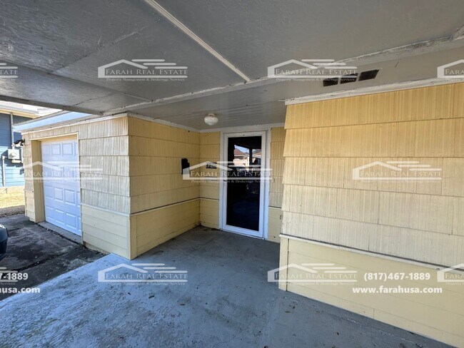 Building Photo - 3/1 Home Available in Groves, TX