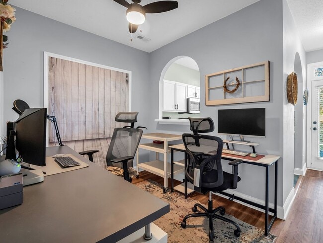 Building Photo - Cute- two bedroom townhome