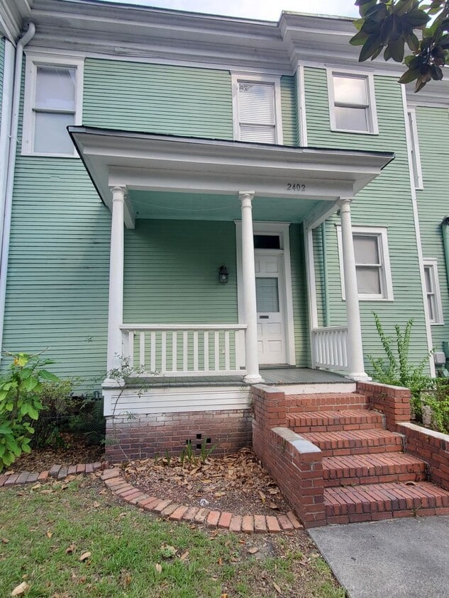 Foto principal - 2-bedroom, 2 bath Victorian style Upstairs unit with two balconies!