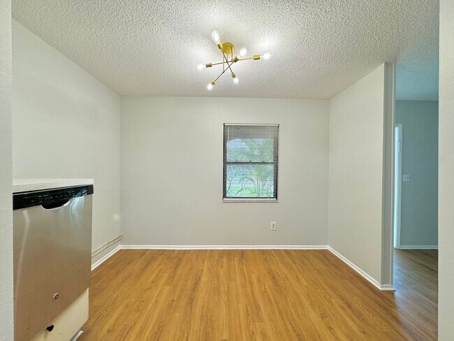 Building Photo - 511 20th Ave W