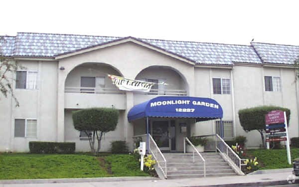 Foto del edificio - Nova Moonlight Garden Apartments