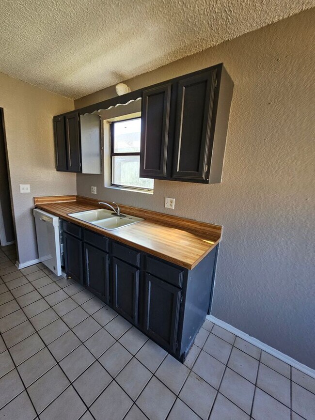 Building Photo - 5 Bedroom home in Midwest City