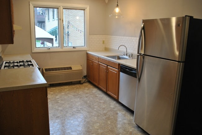Kitchen - 1323 Quarrier St