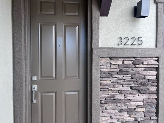 Building Photo - Laughlin Ranch 2 Bedroom Executive home wi...