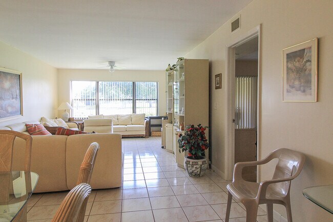 Foto del edificio - 4692 Lucerne Lakes Blvd E