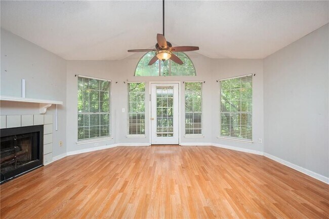 Foto del edificio - 915 Wentworth Ct
