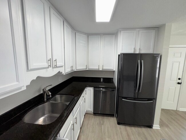 Building Photo - 102 N Lakeside Dr