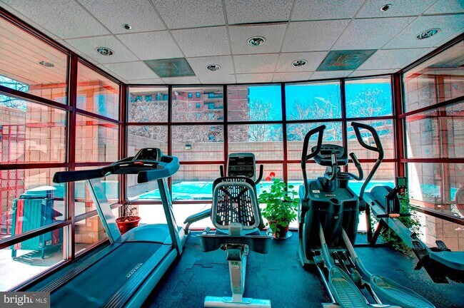 Foto del edificio - 2400 Clarendon Blvd