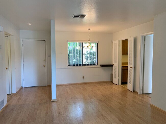 Foto del edificio - Lovely 2 Bedroom, 2 Bath Condo In The NE!
