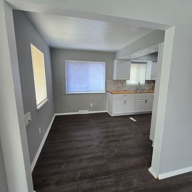 Building Photo - Charming 3-Bedroom Home / Pet-Friendly / A...