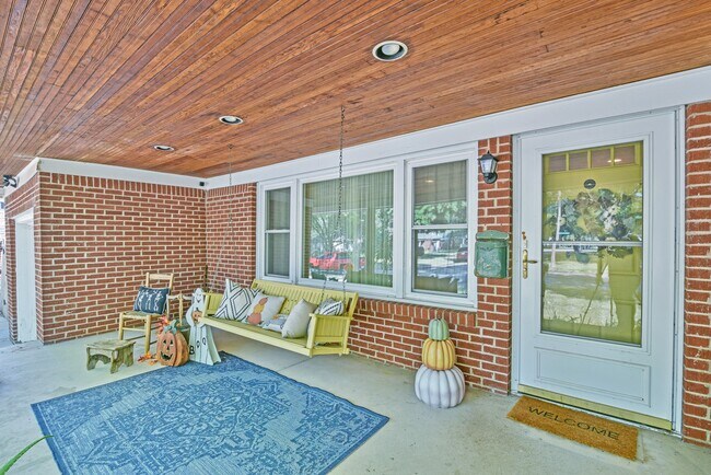 Building Photo - 320 N Hillcrest Ave