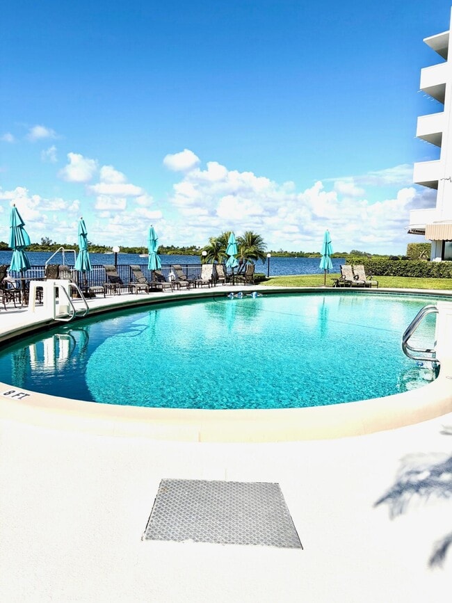 Building Photo - 2840 S Ocean Blvd