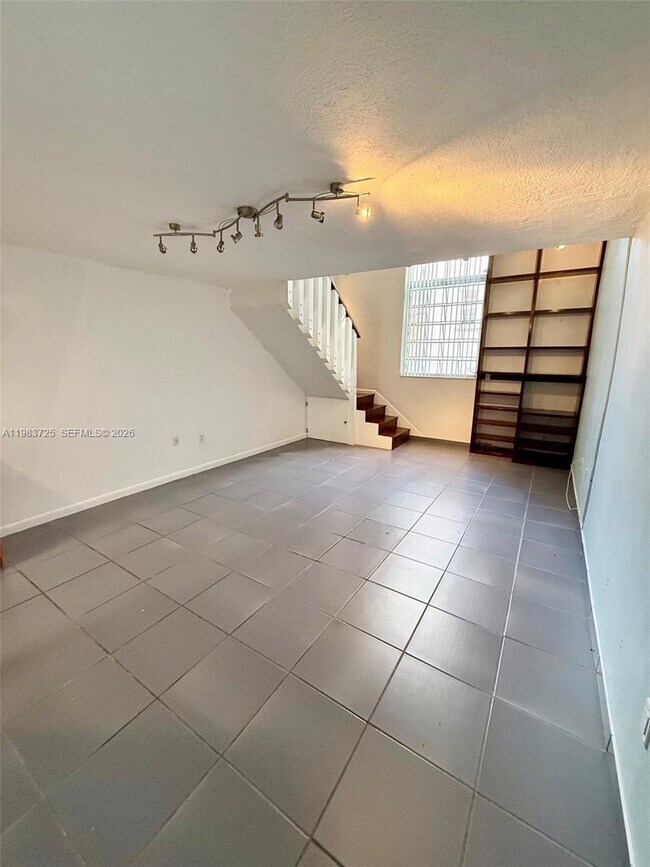 Foto del edificio - 335 Navarre Ave
