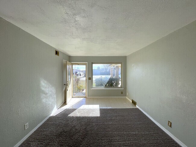 Building Photo - Welcome to this charming 3-bedroom, 1-bath...