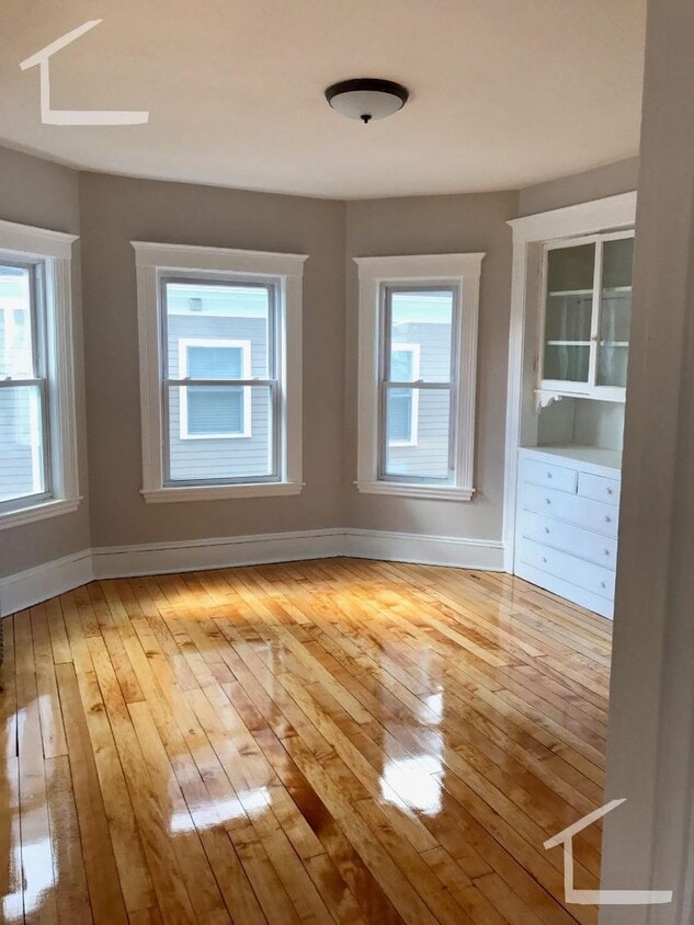Building Photo - 4 Bedroom