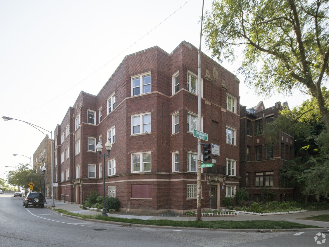 Building Photo - 7735 N Sheridan Rd