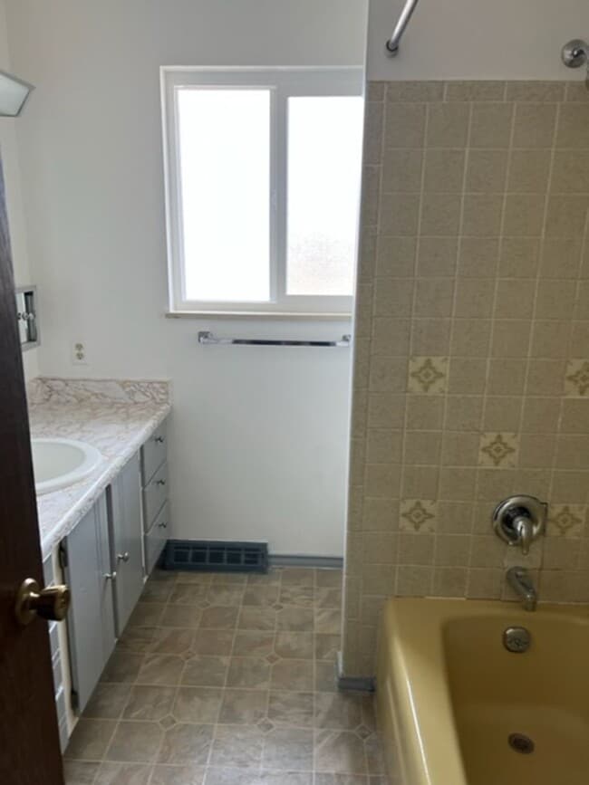 Building Photo - ALL PROSPECTIVE TENANTS MUST SUBMIT A $58 NON-REFUNDABLE APPLICATION FEE PER APPLICANT ONLINE AND...