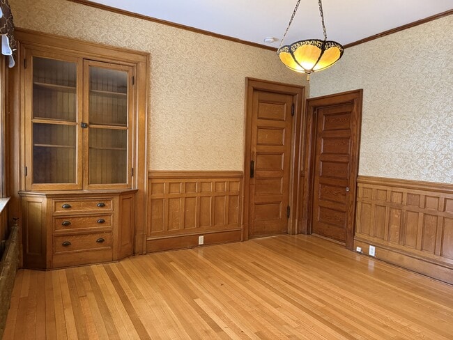 Building Photo - Hillview Off Campus Housing